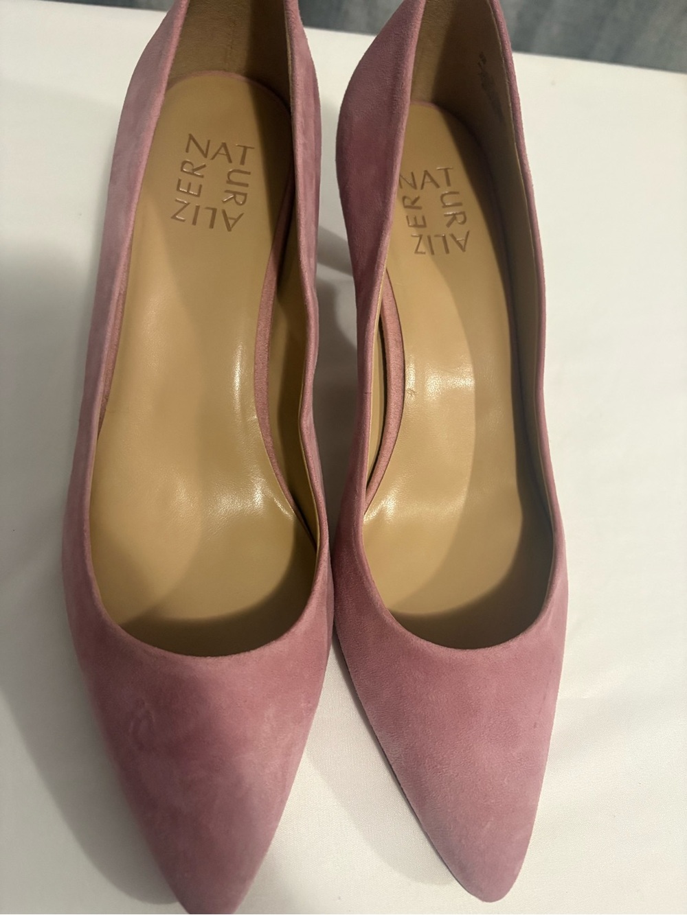Women’s Naturalizer Suede Blush Color Low Heels Closed Toe Slip On Size 9 Used